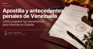 Documentos venezolanos apostillados y sellados sobre una carpeta granate, listos para un tramite en Espana