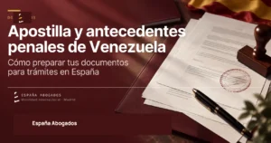 Documentos venezolanos apostillados y sellados sobre una carpeta granate, listos para un tramite en Espana