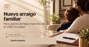 Familia reunida con una experta en extranjería en un despacho de Madrid