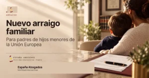 Familia reunida con una experta en extranjería en un despacho de Madrid