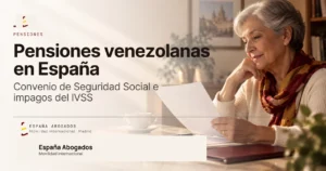 Mujer mayor leyendo una carta sobre su pension en su casa en Espana