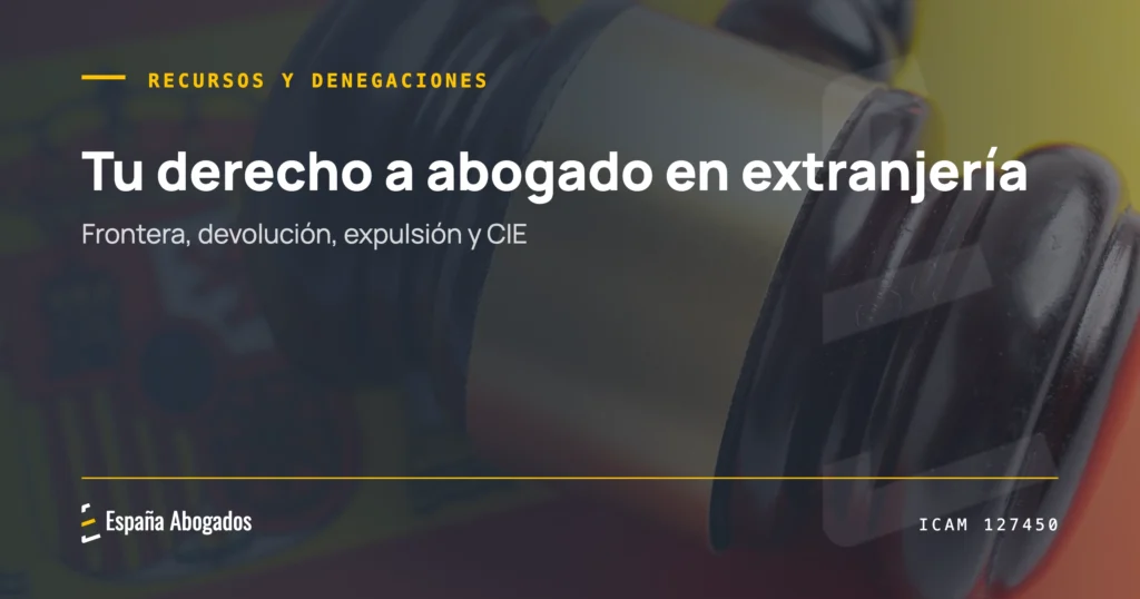 Mazo de juez sobre la bandera de España