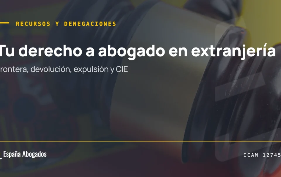 Mazo de juez sobre la bandera de España