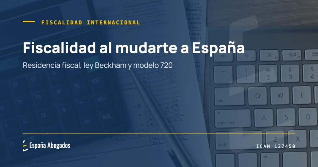 Calculadora y declaración de impuestos sobre un escritorio
