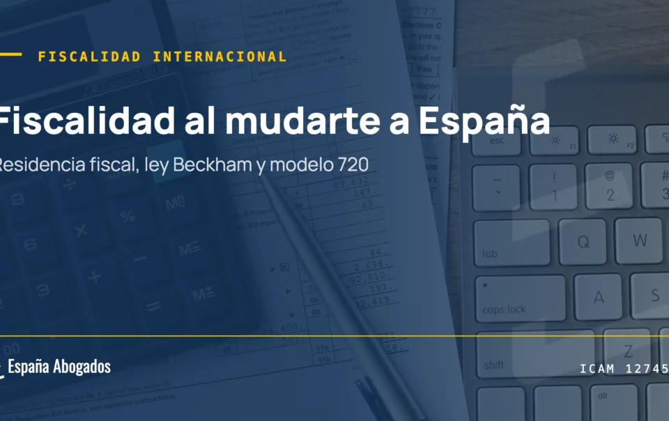 Calculadora y declaración de impuestos sobre un escritorio