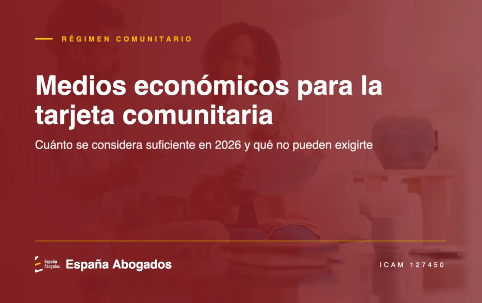 Pareja revisando documentos económicos para la tarjeta de familiar de ciudadano de la Unión